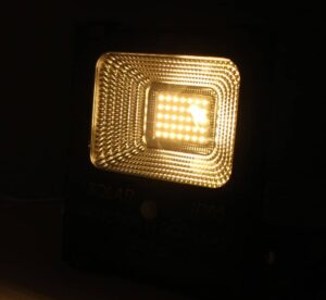 สปอร์ตไลท์ LED โซล่าเซลล์ 10w ยี่ห้อ Iwachi (แสงส้ม)