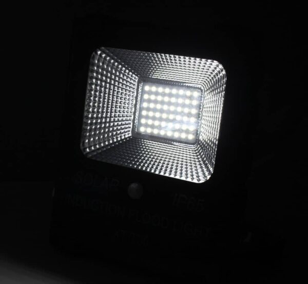 สปอร์ตไลท์ LED โซล่าเซลล์ 30w ยี่ห้อ Iwachi (แสงขาว)